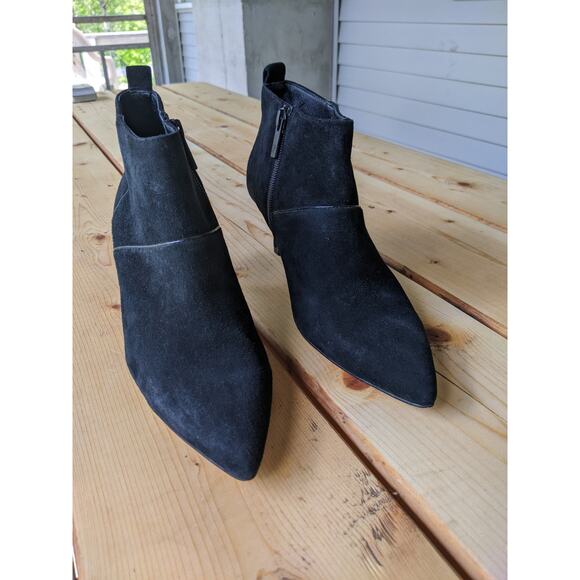 Donald J Pliner Fayla Black Suede Ankle Boots Pointed Toe Kitten Heel Size 7M - Picture 2 of 7